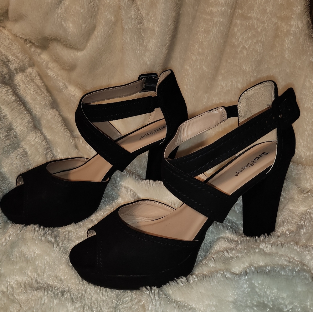 Torta Caliente Luna faux suede cross-strap peep toe heeled sandals - size 10W